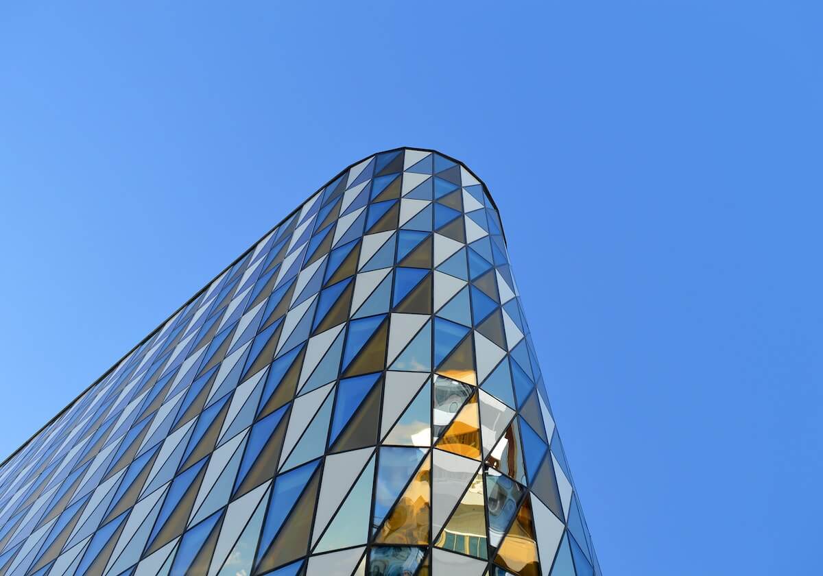 始祖鸟母公司发布上市后首份财报，麦当劳冠名法甲