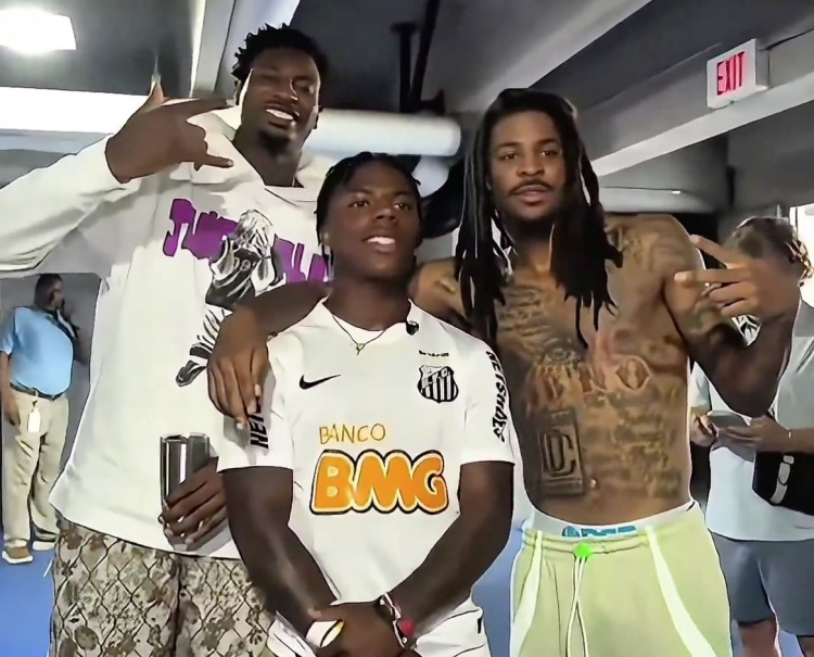 星空体育官方入口-甲亢哥巧遇莫兰特与小贾伦,手持三折叠尽显球迷热情